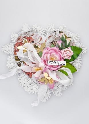 Валентинка листівка у формі серця з квітами та з мереживом