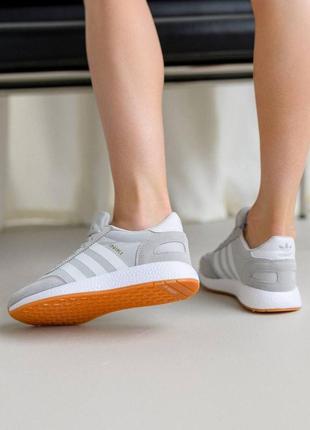 Женские кроссовки adidas originals gray white светло серые замшевые спортивные кроссовки адидас весна лето8 фото