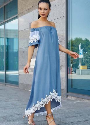 Летнее коттоновое платье с открытыми плечами и белым кружевом. голубое m2 фото
