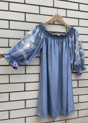 Джинсовое платье с приспущенными плечами и вышивкой этно стиль бохо zara8 фото