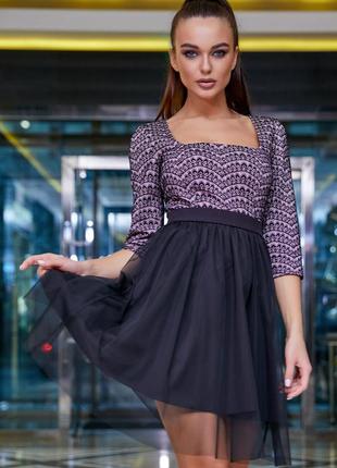 Платье мини выше колена с сеткой и широкой юбкой. розовое с черным узором  s1 фото