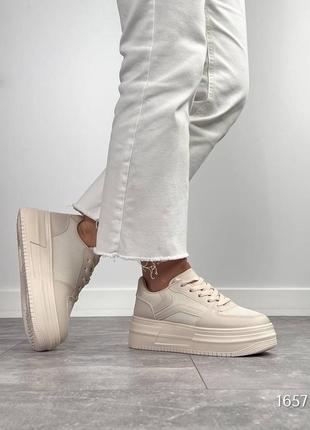 Кеди на високій підошві в білому чорному і бежевому кольорі