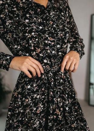 Летнее закрытое платье миди с цветочным принтом. черное  s-m5 фото