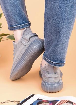 Серые текстильные кроссовки