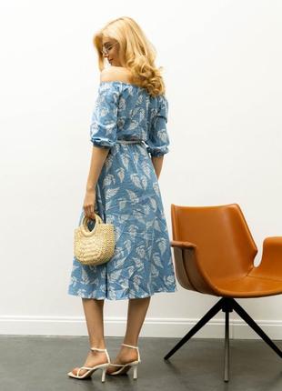 Свободное летнее платье миди с открытыми плечами. цветочный принт. голубое s-m6 фото