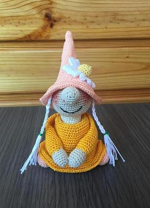 Звʼязана гачком лялька гном ручної роботи