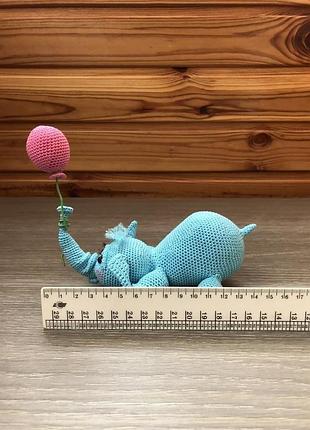 Связанная крючком нтер&lt;unk&gt; ерная игрушка слоник с шариком ручной работы