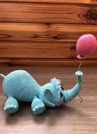 Связанная крючком нтер&lt;unk&gt; ерная игрушка слоник с шариком ручной работы