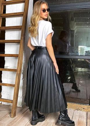 Женская стильная длинная юбка из эко кожи со складками. черная s-m5 фото