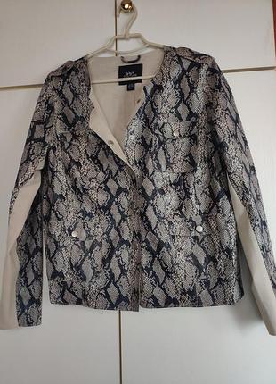 Жакет в змеиный принт с вставками из трикотажа