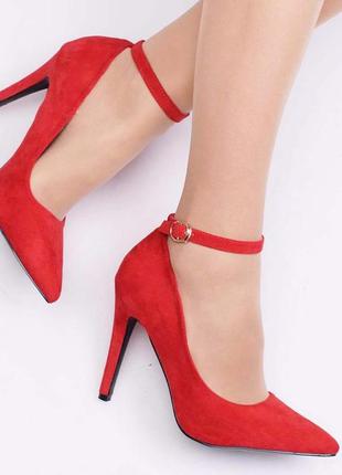 Стильные красные замшевые туфли лодочки на шпильке с ремешком1 фото
