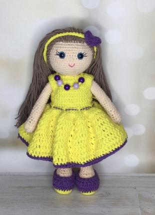 Лялечка яринка в жовтій сукні.
