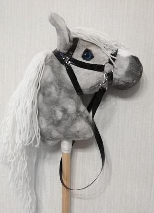 Серая лошадка хоббихорс на палочке hobby horse с голубыми глазами  для детей от 3 лет9 фото