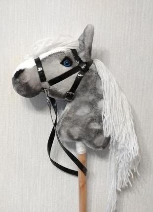 Серая лошадка хоббихорс на палочке hobby horse с голубыми глазами  для детей от 3 лет6 фото