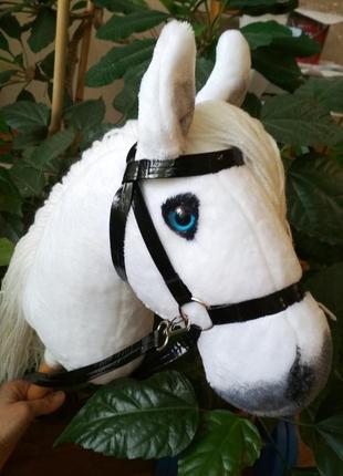 Біла конячка хоббіхорс на паличці hobby horse з блакитними очима для дітей від 3 років3 фото