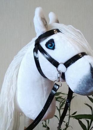 Біла конячка хоббіхорс на паличці hobby horse з блакитними очима для дітей від 3 років7 фото