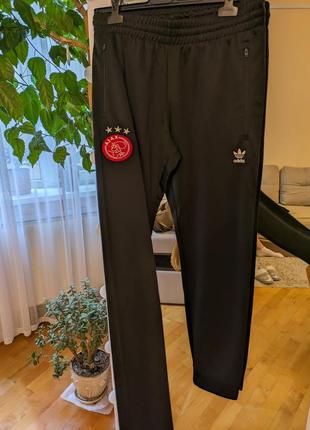 Штани adidas ajax amsterdam essentials trefoil joggers black il60452 фото