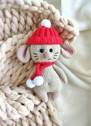 Игрушка детская вязанная "мышонок шуршик  в красной шапке"1 фото