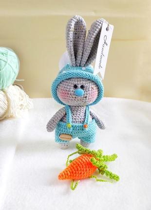 Іграшка зайчик, кролик в'язаний "зайчик" у костюмі  та  в шапці +морквина3 фото