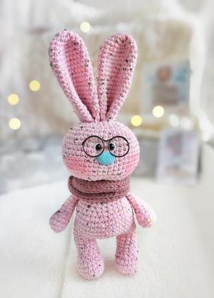 Іграшка  зайчик рожевий у шарфі та  з морквою