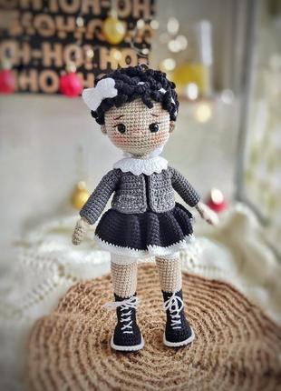 Іграшка лялечка ручної роботи  у чорній сукні , та піджаку з бантиком1 фото