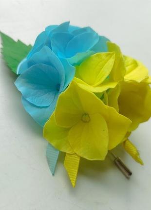 Квіткова брошка-бутоньєрка з блакитно-жовтими гортензіями1 фото