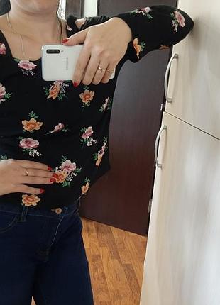 Милейшая кофта, джемпер, блуза в цветочном принте с открытыми плечами.