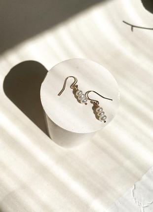 Короткі позолочені сережки з білими пласкими перлинки, хендмейд жіночі кульчики на гачку3 фото