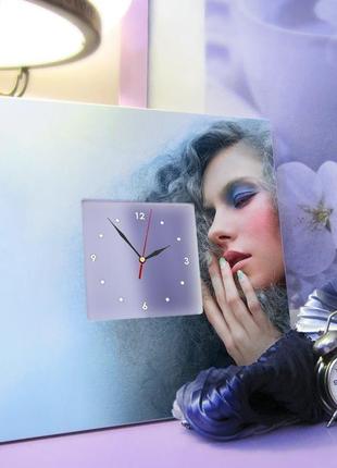 Стильний настінний годинник "дівчина на блакитному тлі" (c00724)3 фото