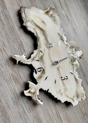 Элегантные часы в форме карты украины с орнаментом "дерево жизни"1 фото