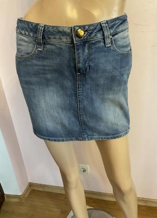 Фирменная мини юбочка от бренда guess/ s/