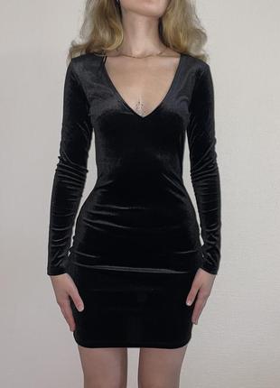 Черное бархатное платье