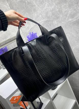 Черная стильная женская сумка с крокодиловым принтом