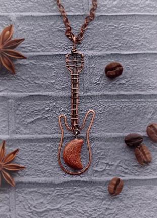 Мідний невеликий кулон гітара з авантюрином.подарунок музикантові.1 фото