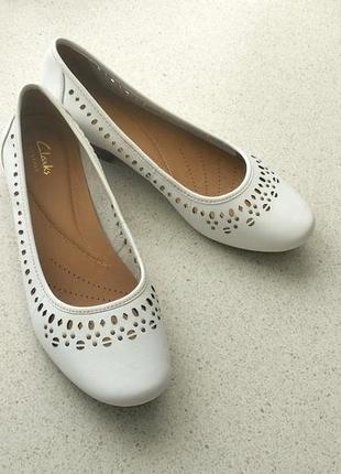 Кожаные балетки clarks оригинал, белые летние туфли, кожа, размер 39