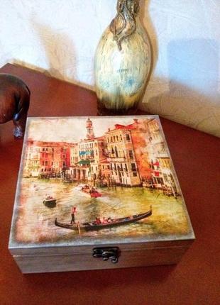 Шкатулка выполнена в технике декупаж размер 20х20х7см