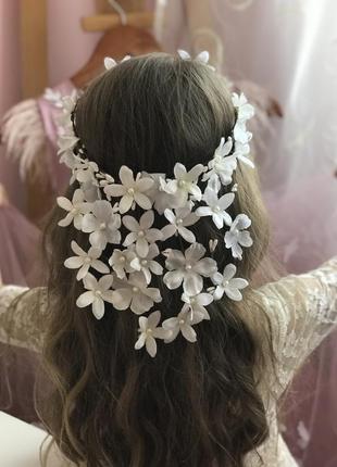 Венок для первого причастия с белыми цветами и невестей3 фото