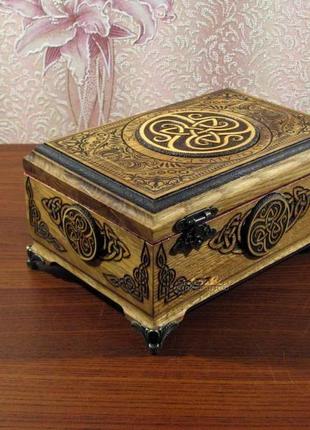 Шкатулка ведьмы из дуба трикветр