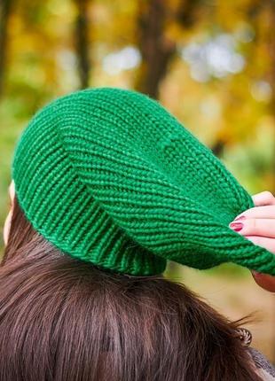 Ярко-зеленая зимняя шапка ручной работы4 фото