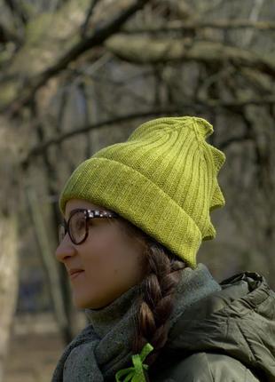 Оливковая дино-шапка, вязаная шапка с рожками ручной работы5 фото