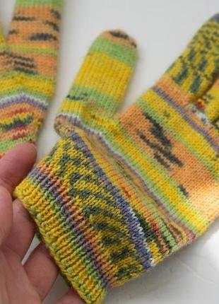 Желто-зелено-оранжевые перчатки женские вязаные ручной работы7 фото
