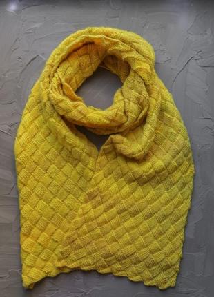 Яскравий жовтий шарф в техніці ентрелак ручної роботи10 фото