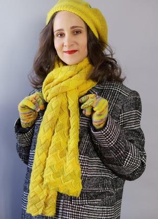 Яскравий жовтий шарф із мериносової вовни довгий та легкий3 фото