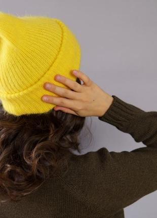 Яркая пушистая шапка из ангоры желтого цвета7 фото