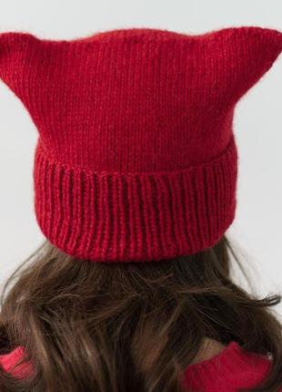 Красная вязаная шапка-кошка женская5 фото