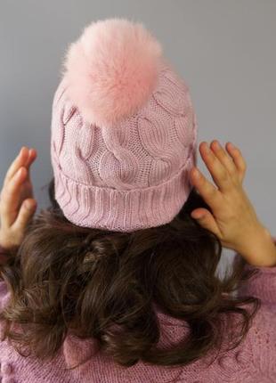 Світло-рожева в'язана жіноча шапка з косами5 фото