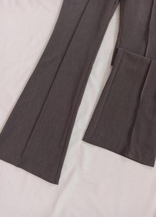 Серые классические брюки клёш на завышенной посадке/со стрелками2 фото
