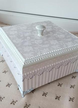 Шкатулка на ножках