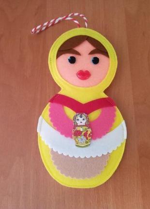 Декоративная подвеска матрешка из фетра
