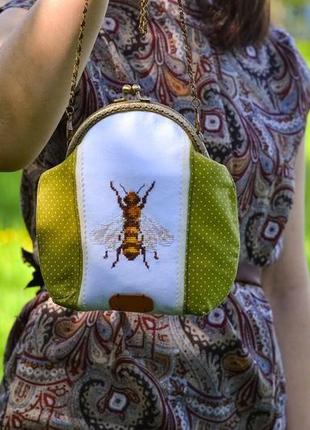 Сумка летняя на фермуаре с вышивкой  "bee"4 фото